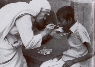 Mother_Teresa_feeding_the_poor.jpg